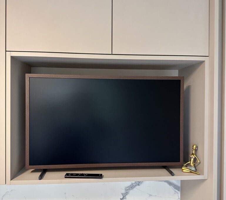 119. sērijas stūra virtuve ar TV zonu
