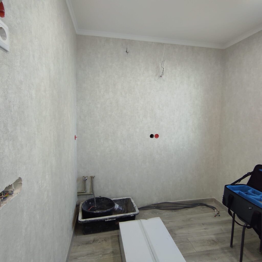 Pirms - Stūra virtuve 602. sērijas dzīvoklī ar skapjiem līdz griestiem